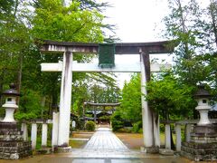 正面には「上杉神社」の一之鳥居です、

武将や軍人を祀る神社は関心が無いので参拝はパスします…、決して無宗教無信者ではありません。