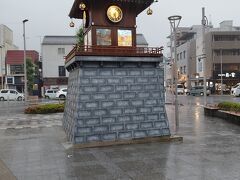 ホテルのシャトルバスで、成田駅に行きました。
この時もすごい強雨。　
からくり時計をゆっくり見る余裕は無し。