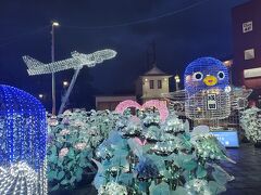 成田駅前には飛行機とウリナリ君