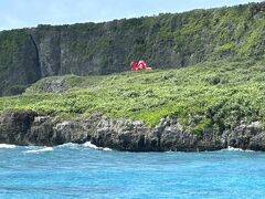 沖縄県宮古島 来間島にある「タコ公園」の写真。

巨大なタコのオブジェが見えます。