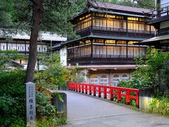 渡り廊下をくぐると趣のある老舗旅館が見えてきました。
積善館です。