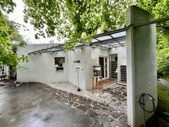 小山敬三美術館。
昭和50年（1975年）に文化勲章を受章した画家の小山敬三（小諸市名誉市民）氏が同年建設し、作品とともに小諸市に寄贈した美術館です。村野藤吾氏の設計です。
館内では小山敬三氏の業績がビデオで紹介されたり、代表作である浅間山シリーズや奥様の肖像画など素晴らしい作品が展示されていました。
雨でびしょ濡れにも関わらず、快く入館させていただきましてありがとうございました。