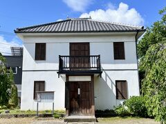 小諸義塾記念館。
三の門より、少し駅寄り（改札口はない）の場所にあります。
明治26年（1893年）に、小諸の青年らの要請に応えて、明治女学校の創立者の一人であった木村熊二によって開塾しました。自由主義的な人物養成を目指す私立学校で、教鞭を執ったのは、島崎藤村、鮫島晋（東京物理学校（現東京理科大学）創立者の一人）、三宅克己（画家）、丸山晩霞などでした。
記念館は月曜日休館のため、見学できませんでした。