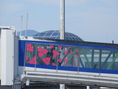 宮崎空港到着。ブーゲンビリア空港というだけあり、こちらにもお花が描かれている。