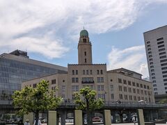 陸側に目を向ければ横浜三塔の一つであるクイーンの塔（横浜税関）。ちなみにキングの塔は神奈川県庁、ジャクの塔は開港記念会館です。昔は背の高いビルなどがなかったのでこれらの塔が入港する船の目印になっていたそう。命名は外国船員によるものらしいです