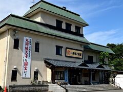 　朝、福井駅から丸岡城行きのバスに乗車した。ホテルフジタ福井に宿泊したのでホテル近くの大名町バス停で午前7時41分発のバスに乗車。8時半開場の丸岡城に8時31分に着いた。写真はビジターセンターの一筆啓上茶屋。