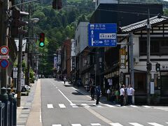　永平寺門前の参道。土産物店が軒を連ねる