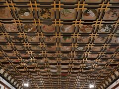 　入場して最初に見るのが傘松閣だ。156畳の広大な部屋の天井に144人の日本画家が描いた絵が飾られている。とてもすべてを見ることができない