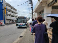 約１時間で浦賀駅に到着。

ここからバスで観音崎まで。

平日ですがバス停には行列が。

ほとんどが美術館へ行く人たち。