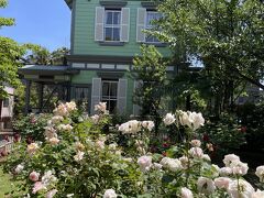 山手資料館の前を通って港の見える丘公園へ向かいます

隣のレストランでは結婚式をやってました
おめでと～♪(#^.^#)