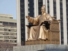 光化門広場を通って。 いつも政治的な集会してて物騒なのに、この日は静かだった。