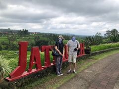 車を下りてちょっとトレッキングです。

前回はテガラランの棚田も駆け足だったので・・・
広いライステラスにテンションあがっております。