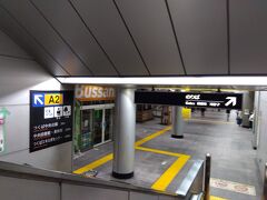Ａ２出口から地上へ上がります。
同じ電車のほとんどの人は改札を出て右側へ進んでいきました。
バスのりばがある方なので、筑波山へ行くようです。