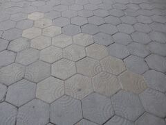グラシア通り歩道のタイルはガウディデザインです