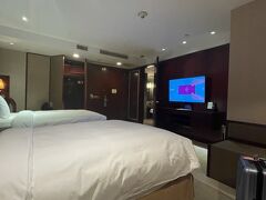 シンガポールから北京に飛び、タクシーで市内のホテルまで行きました。
今回泊まったホテルはクラウンプラザホテル北京です。
友人と部屋をシェアしたのでツインですが広々。