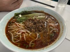 空港でランチ。またもや麺。
どこで食べてもごはんはおいしかったです。

北京の街は想像よりも綺麗で、道も整備されていて過ごしやすかったです。
来てよかった！