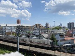 橋を渡ったところにある東武伊勢崎線の堀切駅。