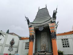 お隣はTCLチャイニーズシアター、中国の大手家電メーカーTCL集団が命名権を獲得したので今はこの名前になっているようです。