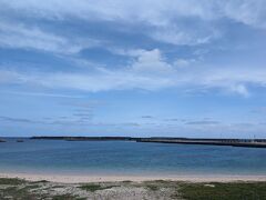 30分ほど歩いて祖納という集落に入りナンタ浜に着きました。この日は天気も良くとてもいい景色でしたが浜辺には一人もおらず貸し切り状態でした。