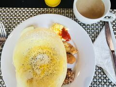 ホテルで朝食。
この卵でできたボウルみたいなやつ、昨日夕飯のときなかったからシェフに聞いたら朝ごはんで出すって言ってたので楽しみにしていました。

そういえばお部屋の写真を撮るのを忘れたのですが、広くて快適でした。窓の開けっぱなしに注意。おさると虫が入ってきます。

