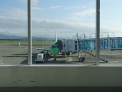静岡→福岡
07：35発　9：20着
JAL3810便

お天気に恵まれました
少し早めに富士山静岡空港到着

チェックインを済ませ
15分ほど　カードラウンジのカウンター席で　
飛行機を眺めながらコーヒーいただきます
