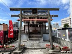 大国主神社。
昭和通りに面している小さな神社です。
かつてはこの周辺一帯を大黒といったそうですが、大正時代に当地に遷座しました。以来、南県町の産土神となりました。
御祭神は大国主命です。また、善光寺七福神の一つで、大黒天を祀っています。