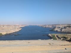 そしてこちらがアスワンハイダム！
こちらはダムの下流側なのですが、なだらかに広がっています

ちなみに先ほどのフィラエ島はハイダムとローダムの間の流域に位置しています。
古代遺跡の割には不自然な位置にあるな...？と思いきやハイダム建設時にアギルキア島という島に神殿をまるごと移築したらしく、そのアギルキア島が現在ではフィラエ島と呼ばれているとのことでした