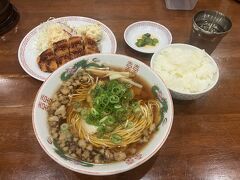 やっぱりここは本場の尾道ラーメンを。前回、しまなみ海道を訪れた時にも「たに」さんでラーメンをいただきました。駅に近いから便利です、ちょっとだけ並びましたが。ちょっとお腹が減っていたので定食をいただきます