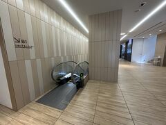 【札幌駅前地下街】

中に設置されたエスカレーターを2階下がって...