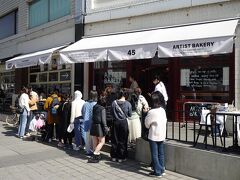 歩いて『ARTIST BAKERY』(アーティストベーカリー)
安国駅スグ

2023年できたばかりの『塩パンカフェ』
すごい人気で平日でも順番待ち