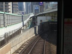 鉄橋を渡ると、地下に入る。
ここからが本格的な地下鉄。