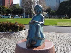 赤い靴はいてた女の子の像
