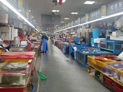 市場1階　夕方で　とても静かでしたが
通り過ぎれば　いろいろ説明してくれました