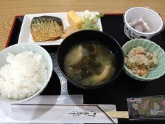 お風呂から戻り、朝ごはんです。和食。
