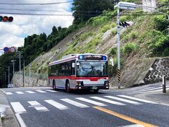 バス停「切り通し上」についた。
梶が谷方面のバスが通る。東急と川崎市営が、向ヶ丘遊園駅や登戸駅を結んでいる。
その名の通り、生田山地の稜線を切りとおして道にした模様。