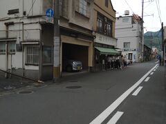 気を取り直して、友永パンに行きました。遠くからでも、行列が確認できます。
並ぶぞ
