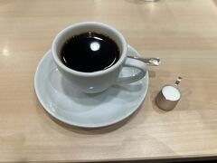 朝食付きのプランではありませんでしたので、名古屋名物でもある
『モーニング』を頂きます。
栄駅の中にある『コンパル』に入店
フレッシュが別容器に入って提供されるのはいかにも『喫茶店』って感じですね！