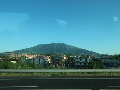 ナポリに近づいてくると、有名なベスビオス山が見えてきました