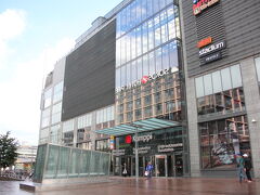 Kamppi Helsinkiというショッピングセンターに来ました！
ここに大きいスーパーがあるって調べてんだ！
さぁ、入っていきましょう！