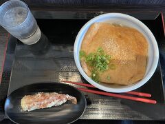 　そして一階のうどん屋「はやし家製麺所」へ。こじんまりしたお店。芸能人の色紙がたくさん貼ってありました。うどんはしこしこ、もちもち。お揚げもこんなに大きいのが一枚。あげちくわをトッピングして740円。もしかしたら今回の旅行中、一番美味しかった、日本の味かも？最後に澄んだおだしの、薄味の四国のうどんが食べられて満足満足。でも、マイベストうどんは、小倉下曽根の、津田や官兵衛です。