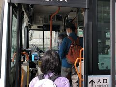 すみっコぐらしのリュックを背負って乗車です。