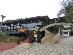 ちょうどお昼頃に「オリーブパレス レストレア」に着き、中へ入ると半分くらい予約席。メニューを見て迷っていたらすぐに中国語の御一行様が到着しにわかににぎやかに(-_-;)　

お店の方もオーダーを取りながら恐縮してました。