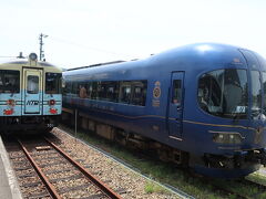 由良川橋梁の写真を撮り、丹後鉄道　西舞鶴駅に移動してきました。
こちらから天橋立駅まで列車移動です。

右側の車両は丹後鉄道の特急列車「丹後の海」（KTR8500形）
タンゴ・ディスカバリー車両をリニューアルしたんだって。