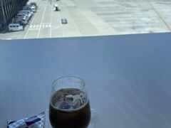 というわけで、朝早い便は取れず、前回と同じ11:00発の宮崎行き。
前回は20分くらい遅れたのですが、それだと蒸し丼ランチに間に合わないなあ、夜か明日かなあ、と思いつつラウンジでのんびりしていると、なんと30分前に「搭乗開始しました」のアプリ通知が。早い！
