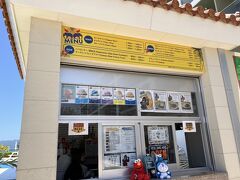 かりゆしビーチのショップ。