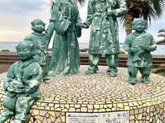 青島フィッシャーマンズビーチサイドホステルで折り返しました

遊歩道には日本神話ゆかりの銅像などあります

こちらはニニギノミコト、コノハナサクヤヒメの家族