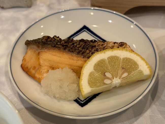 鮭の焼き物は、塩味が薄く、それだけで普段食べている塩鮭との違いを感じる。
