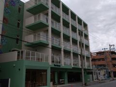 さて、ショッピングモールを一通りまわり時間は13時くらい。
この後ランチで行きたいところがあったので、車をホテルに駐車だけ先にさせてもらえないか電話したところ、「もうチェックインできるよ！」ということでホテルへ向かいました。

北谷（宮城海岸方面）にある「The Moana by DSH Resorts」というホテル。
こじんまりしたホテルでオーナーさんは外国の方。フロントも日本語がネイティブレベルの外国人でした。

朝食付きというわけではないのですが、朝ロビー横のスペースでコーヒーとデニッシュはサービスで提供されるそうです。
