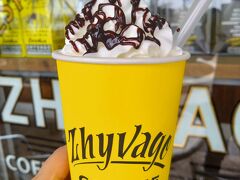 アメリカンビレッジ来ていつも飲むのは写真の「Zhyvago Coffee」の「チョコレート マッド シェイク」です。
スタバでいう「ダークモカチップフラペチーノ」みたいな。
コーヒーベースのシャリシャリのシェイク（フラペチーノ）。
実はコレしか飲んだことないのであまりわかりませんが、コーヒーが美味しいんだと思います。
スタバのより好きです！