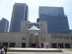 横浜美術館からスタート

リニューアルされた横浜美術館。